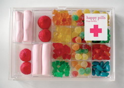 Happy Pills 創意糖果店品牌形象設計 Happy Pills 并不是藥店,而是一家位于西班牙巴塞羅那的糖果商店。設計工作室 studio m 用“幸福的小藥片”來做為創意的起點希望用糖果來驅除人們心中痛苦陰霾并且獲得甜美的幸福,不過設計工作還是要落實到實處的,糖果店的整體的品牌形象設計和產品的包裝設計都非常簡潔、顯著,很容易讓人記住這個小小糖果商店和它的美味糖果。 (7張)